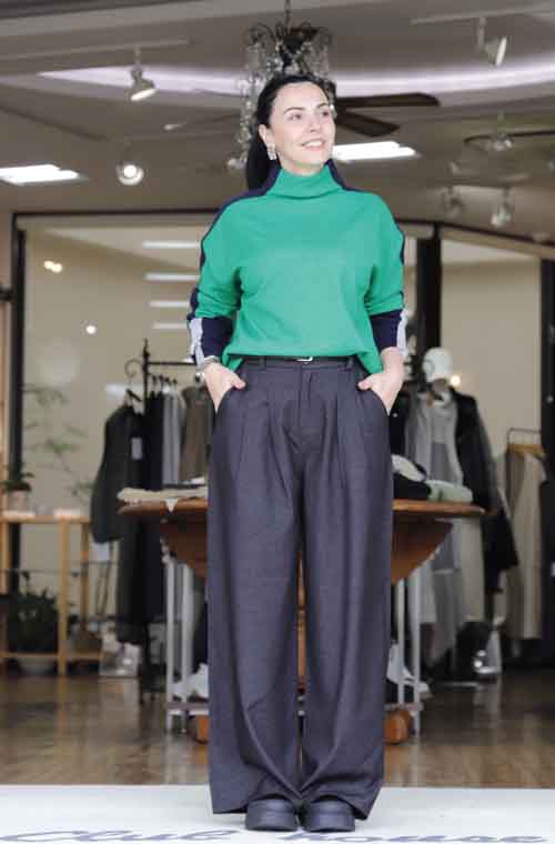 ネックから袖にラインのブロックカラーニット