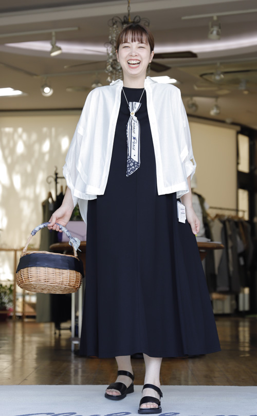#好服美人20250720-2　シアーの白シャツと黒のノースリーブワンピース