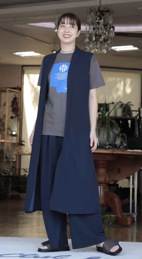 ロングベストとゆるシルエットパンツのセットアップ