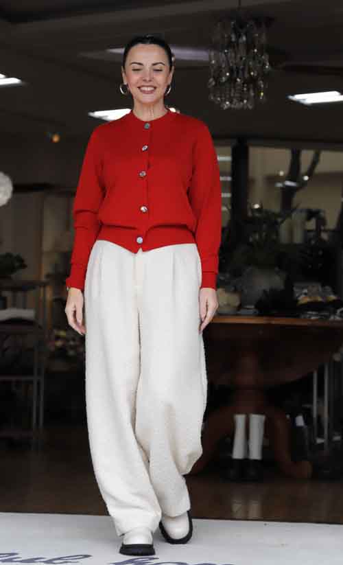 この季節気になる「赤」 カーディガンとツイードジャケット