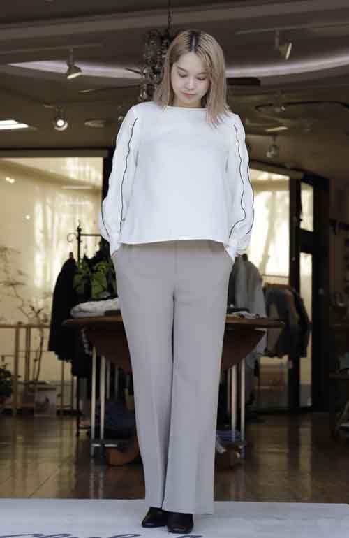 春の新作　袖にパイピングラインのブラウス3カラー入荷