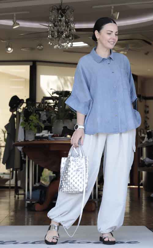 デニムカラーシリーズ　ワイドシルエットのゆったりシャツ