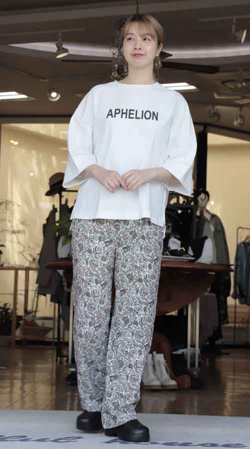 連休を楽しむビッグTとこなれパンツ