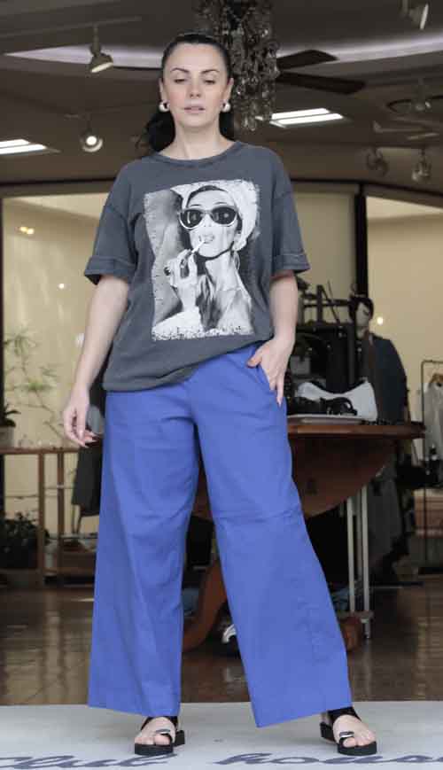 前身頃に大きなプリントTとリネン混紡のさらさらストレッチパンツ