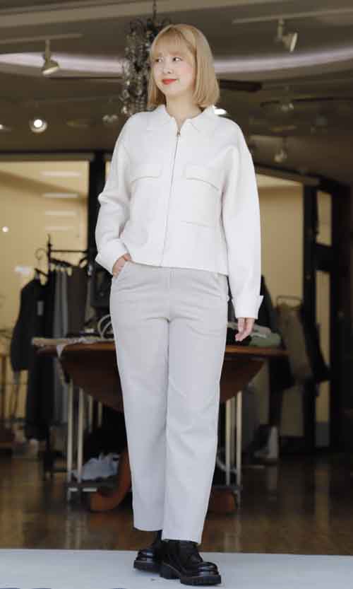 冬のホワイト ニットブルゾンと柔らかコーデュロイパンツ