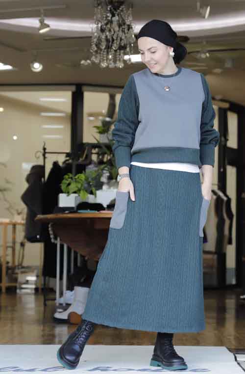 ぬくもりほっこりニット　袖ニットのシャギー裏地スエットとケーブル編みスカート