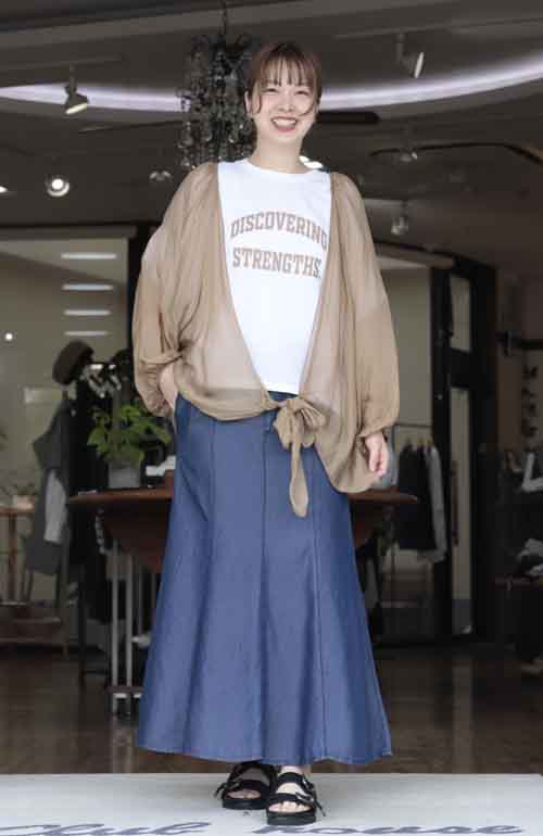 ゆるふわシルエットのオーバーブラウス