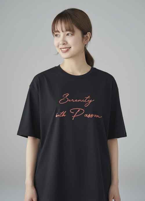 胸元にネオンカラーのロープロゴTee