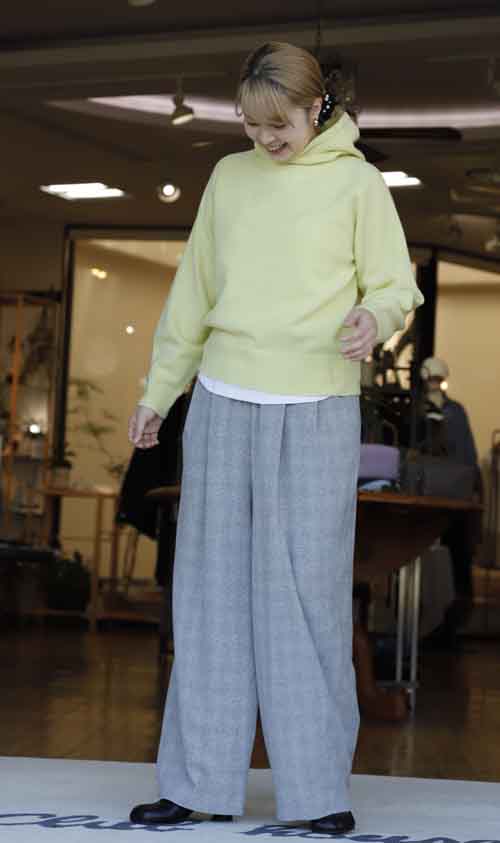 レモンカラーのニットパーカとシャドーチェックパンツ