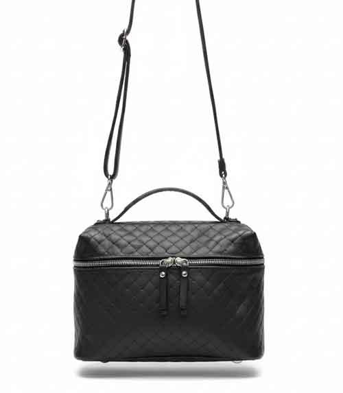 旅行にも普段使いもマルチにつかえるカーフスキンバッグ