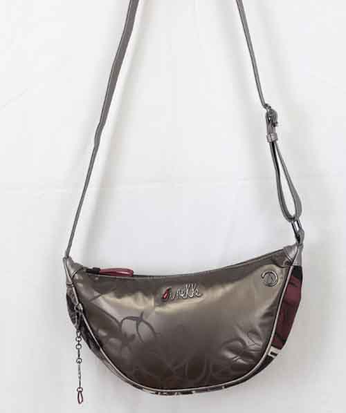 ハーフムーンのショルダーバッグ