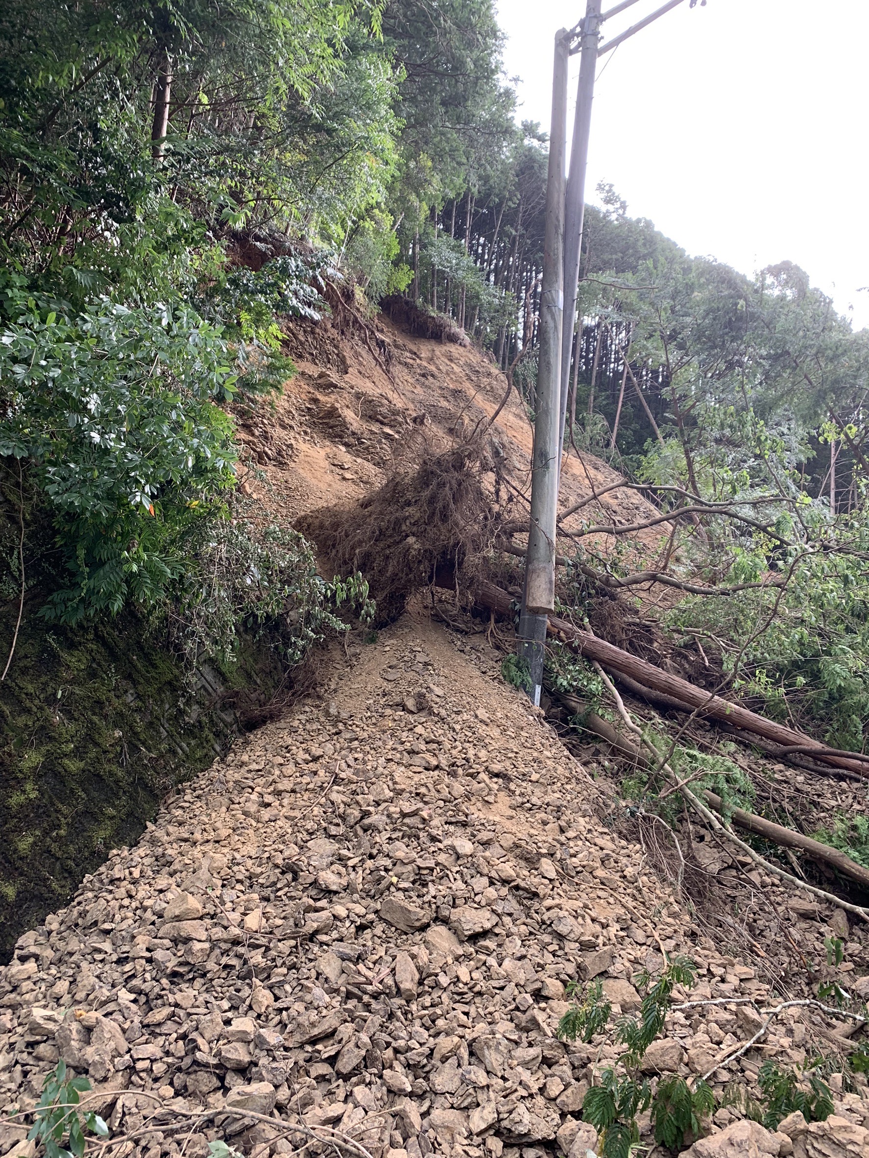 山崩れによる通行止め