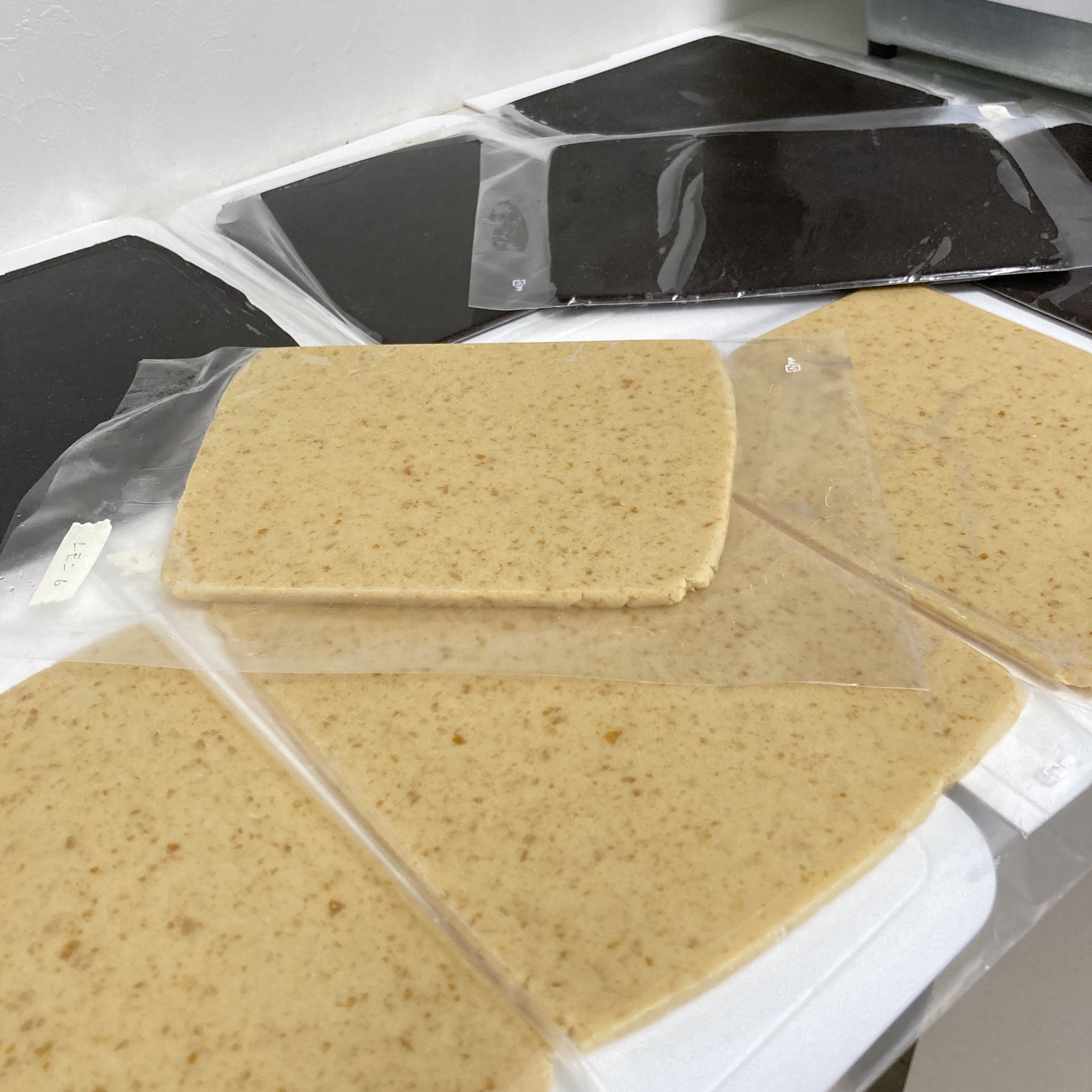 今日も仕込みます《白と黒。白に見えて白じゃないフレーバークッキー》