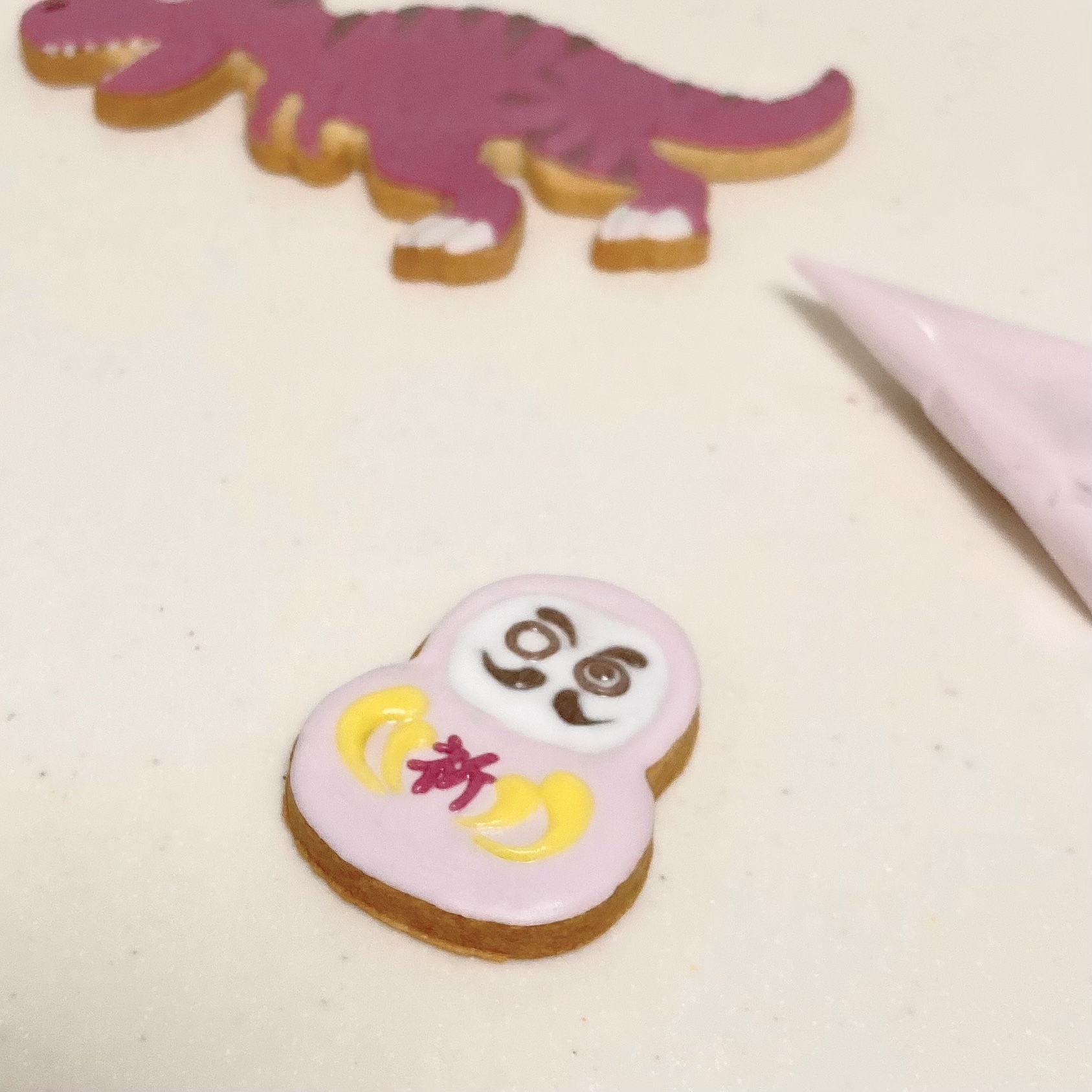 サクラ色《って言うと、ピンク色とは違う色に見えてきちゃう》
