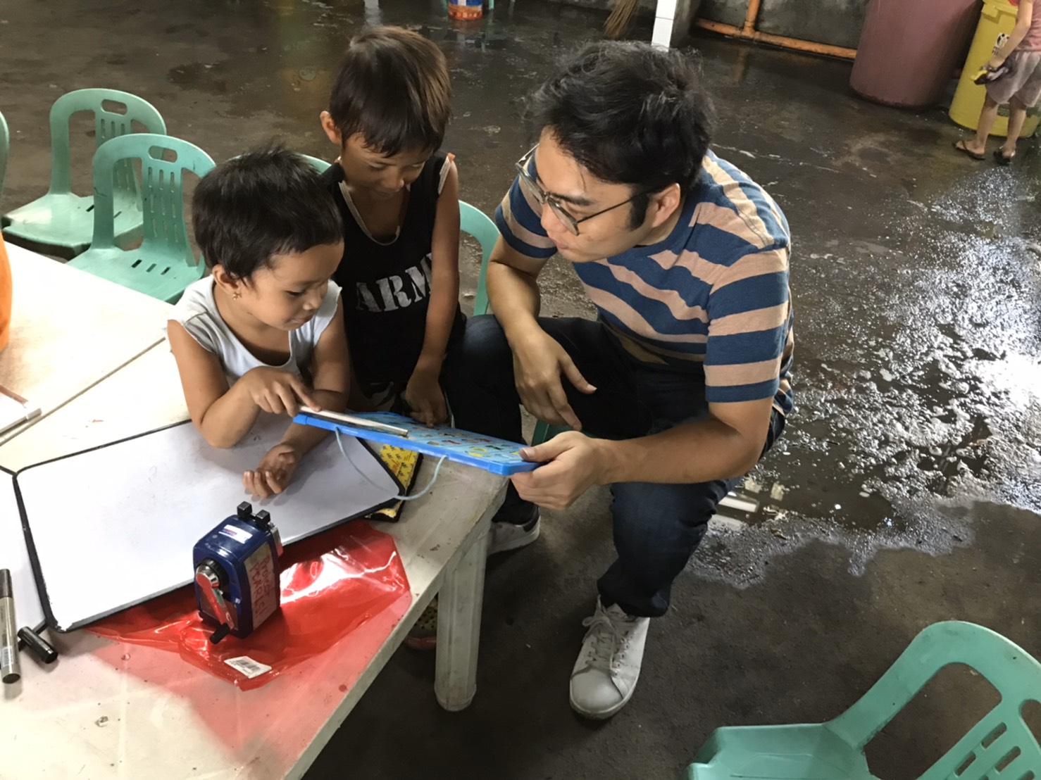 フィリピンのスラム街の子供たちへのボランティア Jobby フィリピン人のスキルレンタルサービス