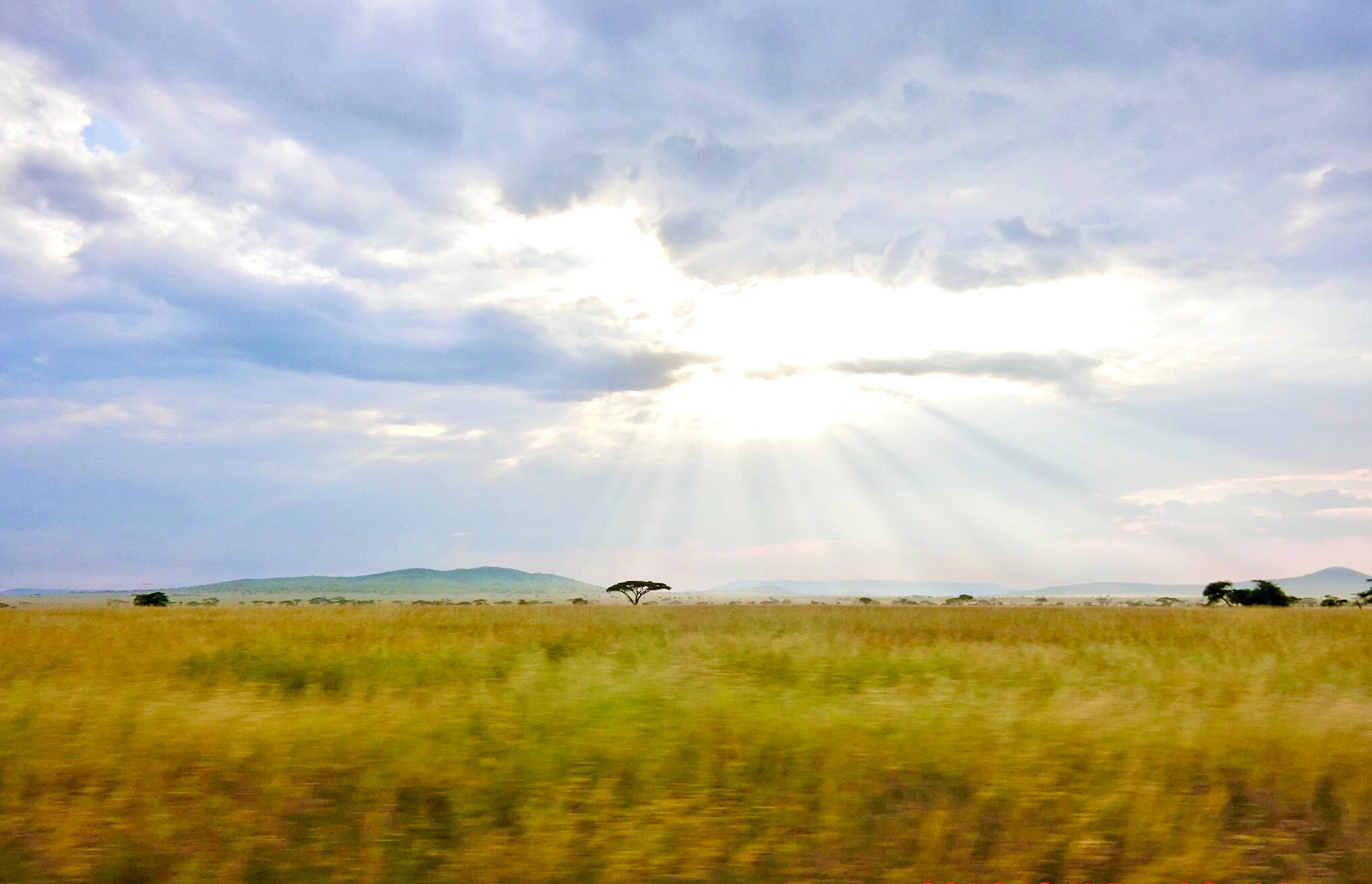 雲間から差し込む光の帯