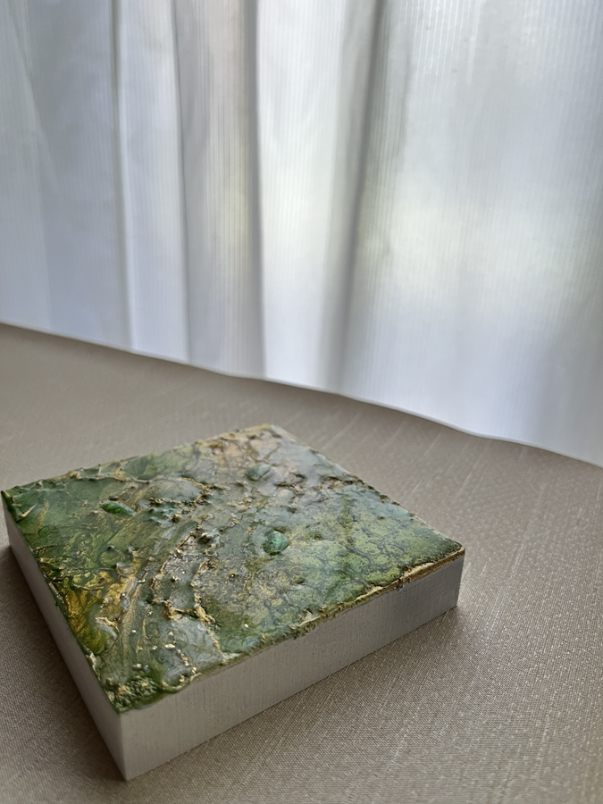 深緑の眩しい季節、木漏れ日を形にした作品をご紹介します