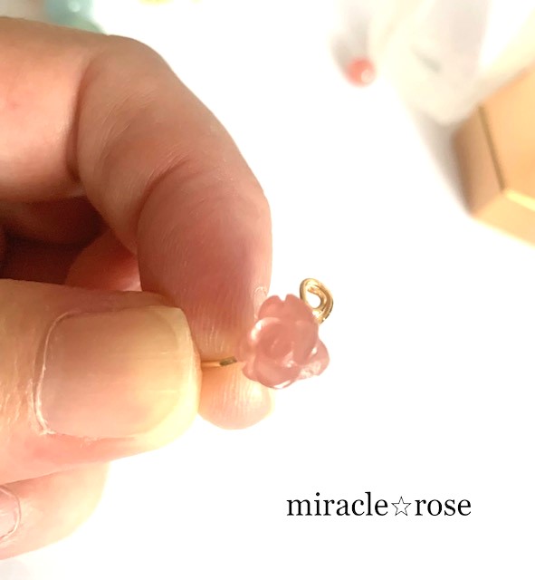 一粒のインカローズをアーティスティックワイヤーを使ってリングに制作しております。