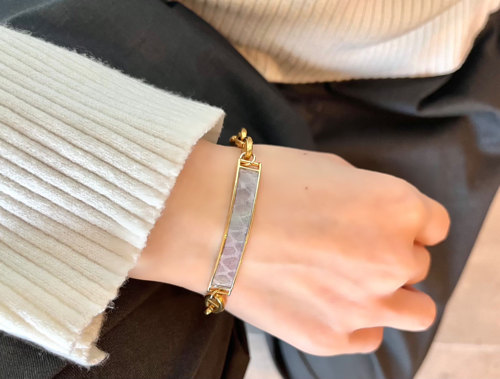 気負わずに、洗練を纏う — 日々に寄り添うエキゾチックレザーアクセサリーの楽しみ方