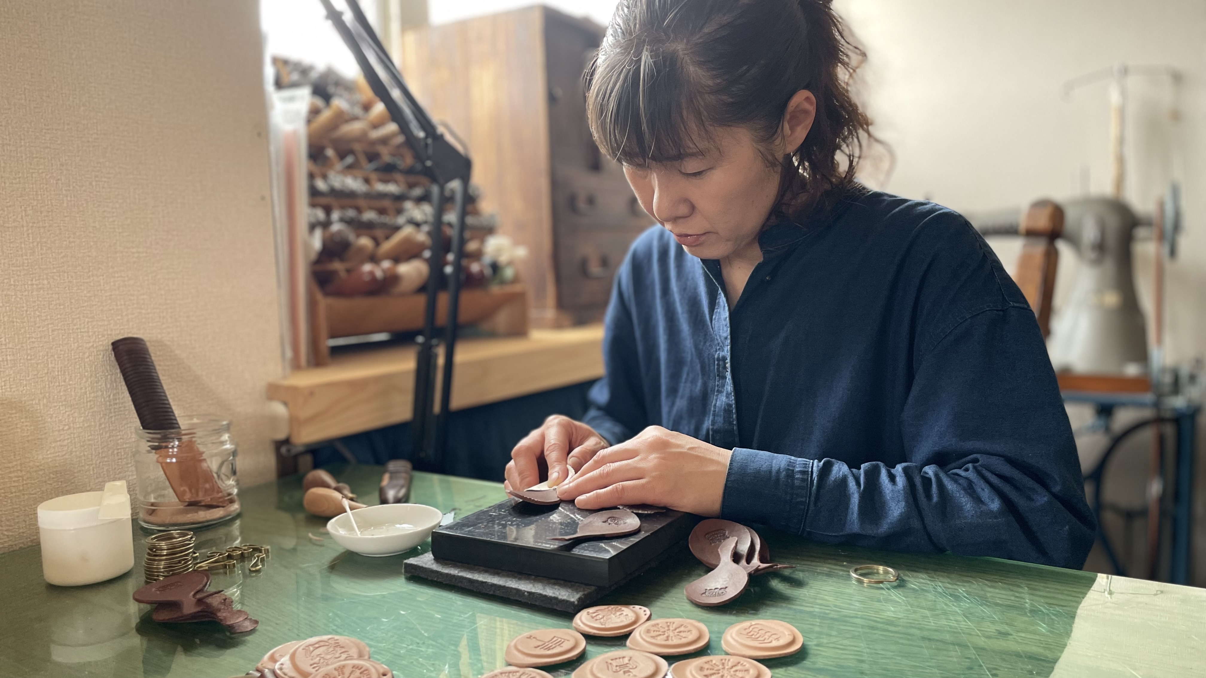 革のものづくり。ヌメ革の経年変化とおもしろさ、長く使うための手しごとの工夫