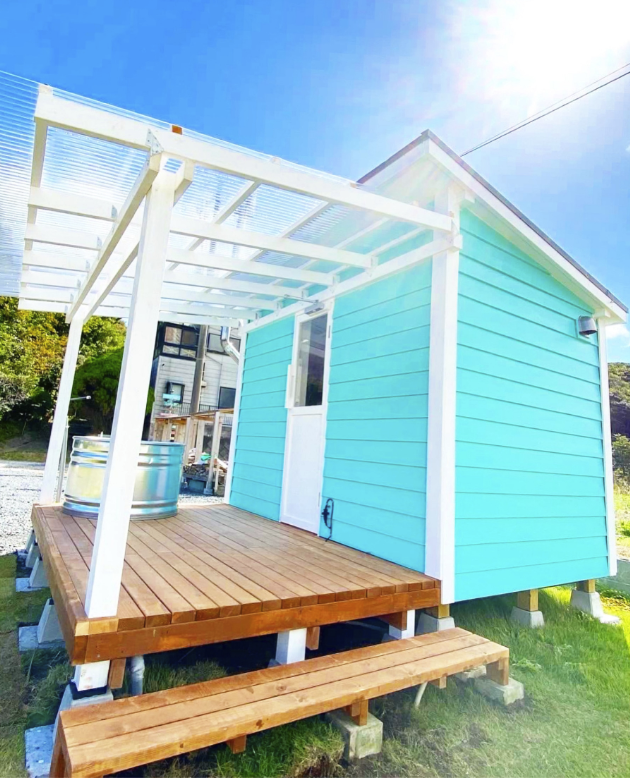 1.5坪のサウナ小屋をDIY　ビーチハウスをイメージしたターコイズブルーのサウナ完成！　⑪