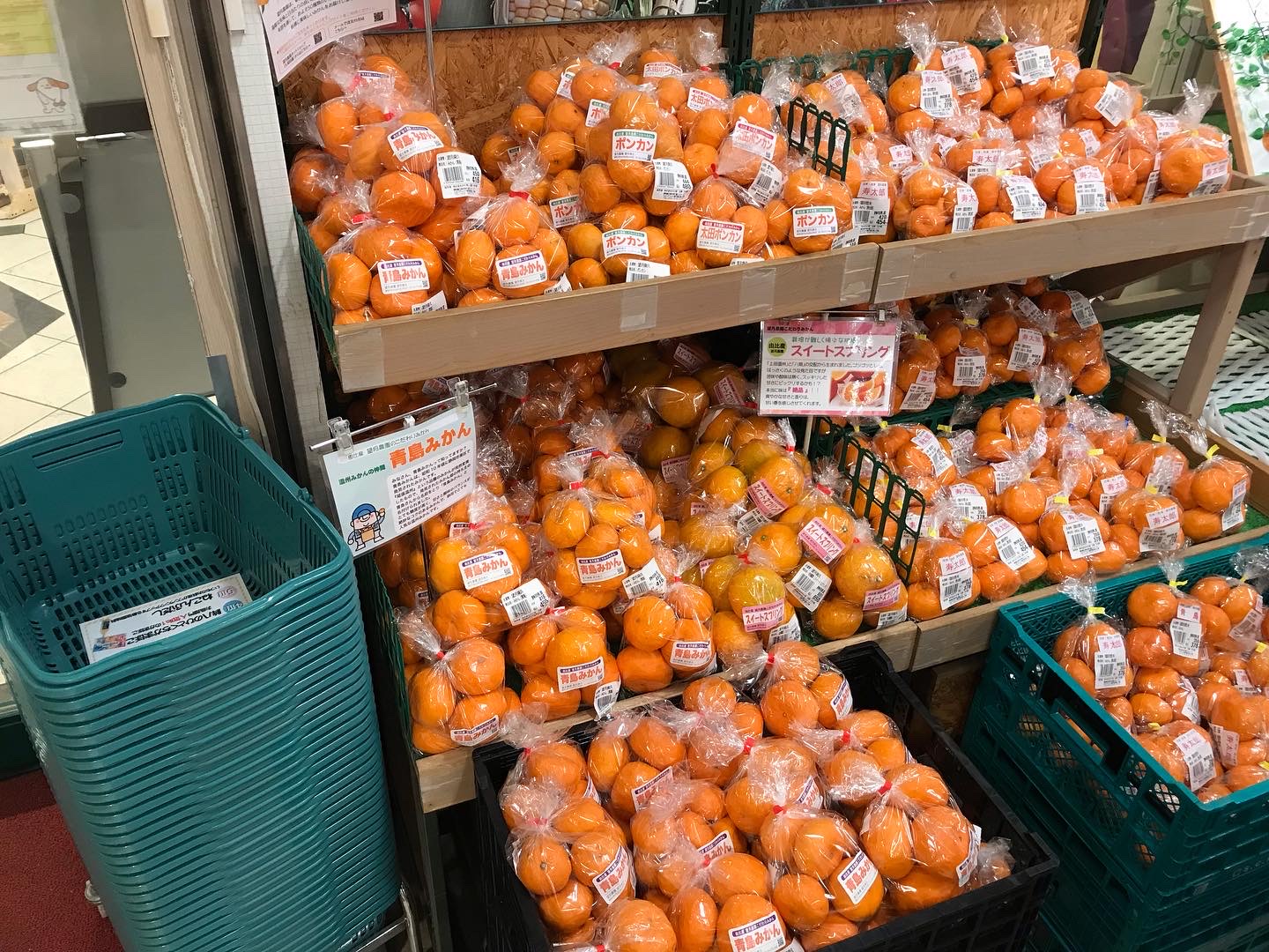 農産物直売所の様子:駿河湾沼津サービスエリア