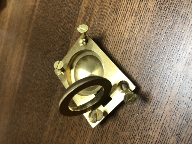 真鍮の金具とマイナスネジ