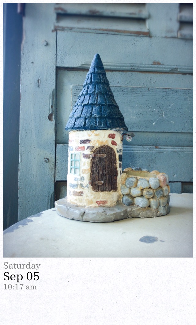 青い三角屋根のモルタルハウス♪