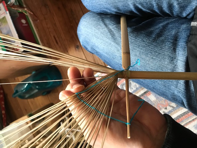 房州うちわ製作の「編み」工程