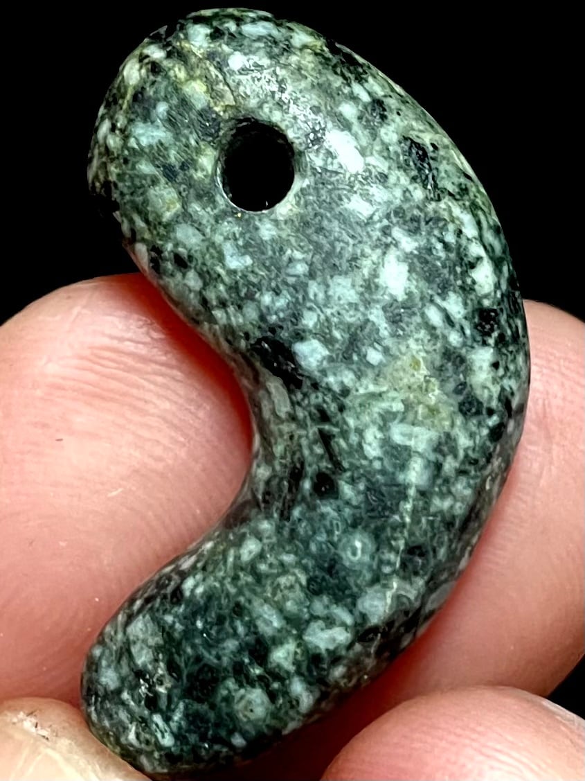 秘中の秘!超霊石「幻の黒遠野」勾玉M(ハンドメイド)