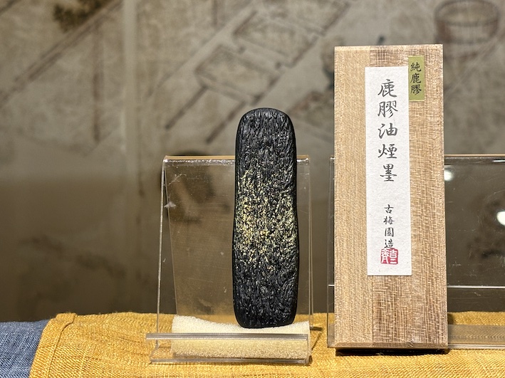 かな作品　純鹿膠油煙墨　のご紹介です
