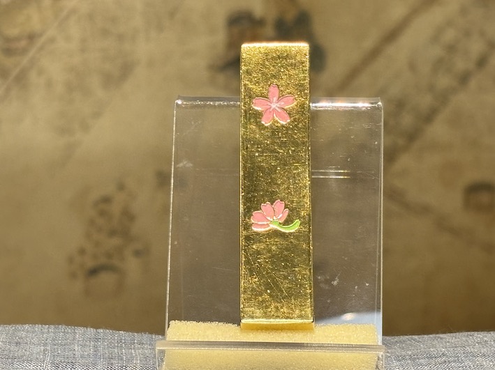 古梅園創業430年記念墨「金蒔雅墨」 金巻き　さくら形　純菜種油煙墨