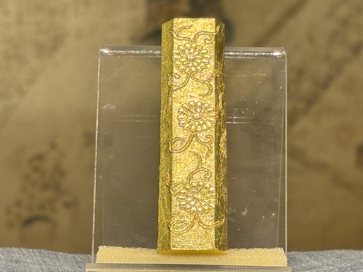 古梅園創業430年記念墨「金蒔雅墨」から金菊紋　極上純菜種油煙墨