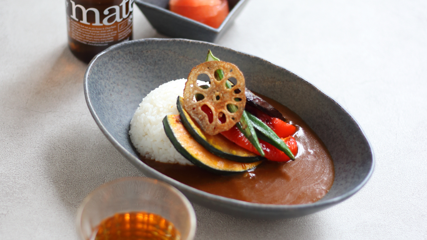 シックな器には彩り豊かなお料理を