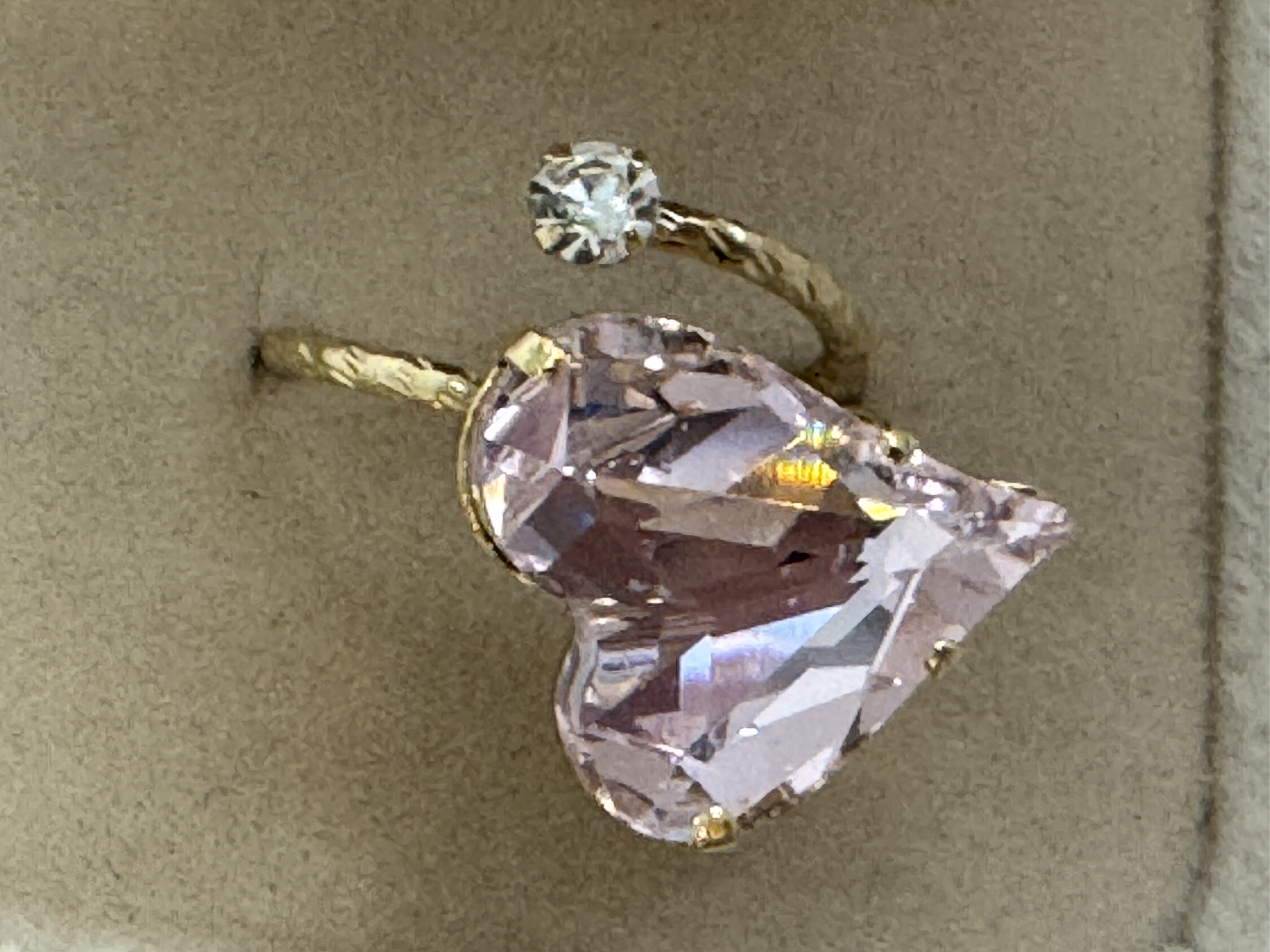 ハートのクリスタルリング　大きなハート