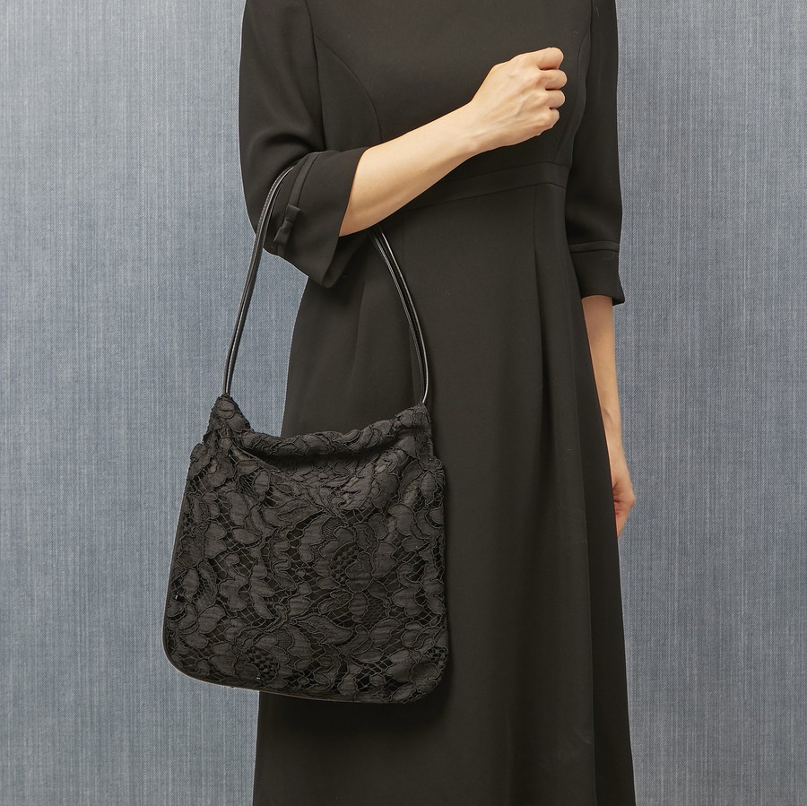 30％offセール中！普段のお出かけから冠婚葬祭にも使える本革とヨーロッパレースのバッグ。