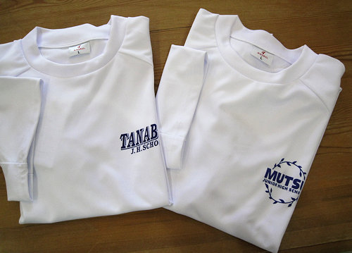 田名部中学校、むつ中学校の新しい半袖Tシャツ揃っています。在校生の方にも好評です。