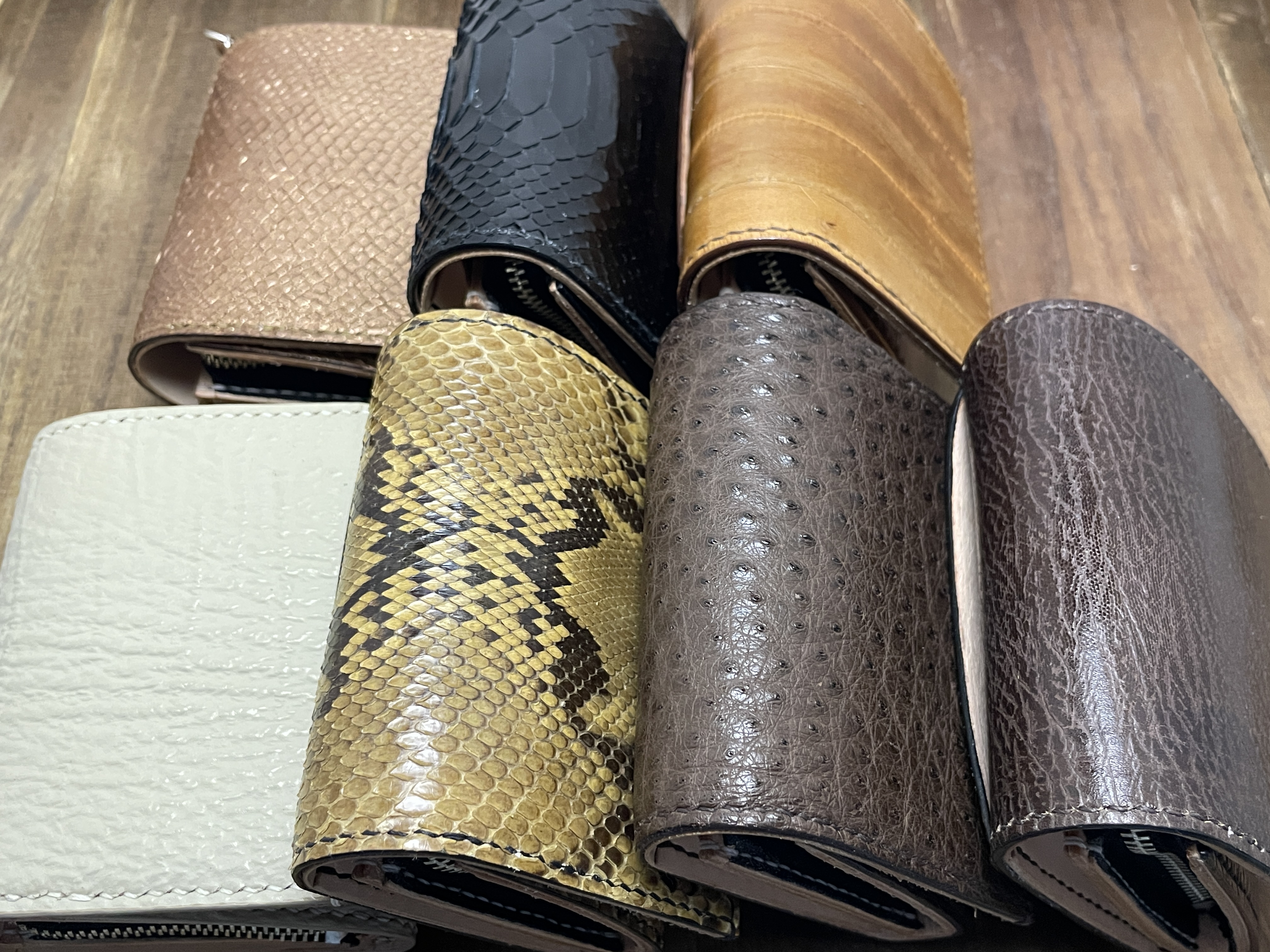 かぶせタイプのハーフサイズウォレットを追加しました！