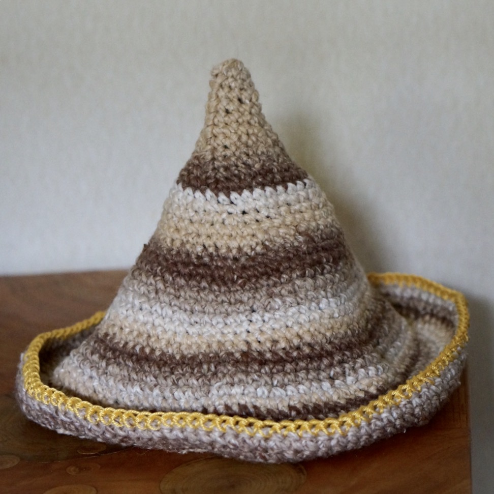 やわらか、涼やか、ノスタルジック。コットン毛糸で編んだ三角帽です。