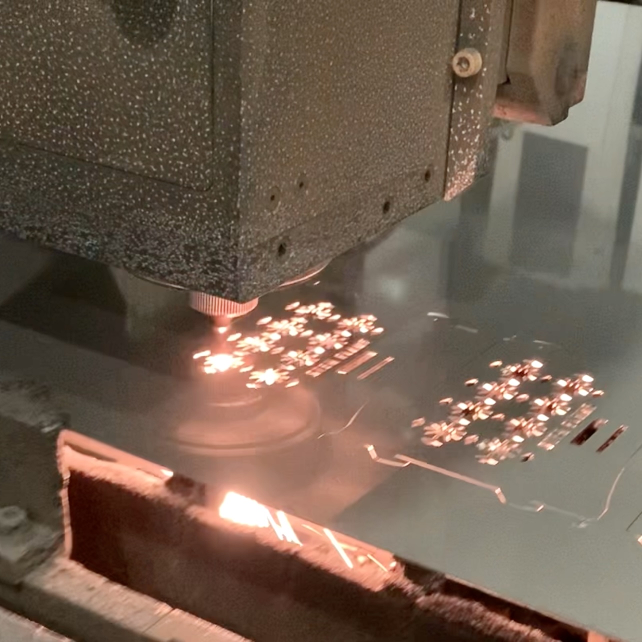 レーザー切断加工を活用した焚き火台製作動画のご紹介