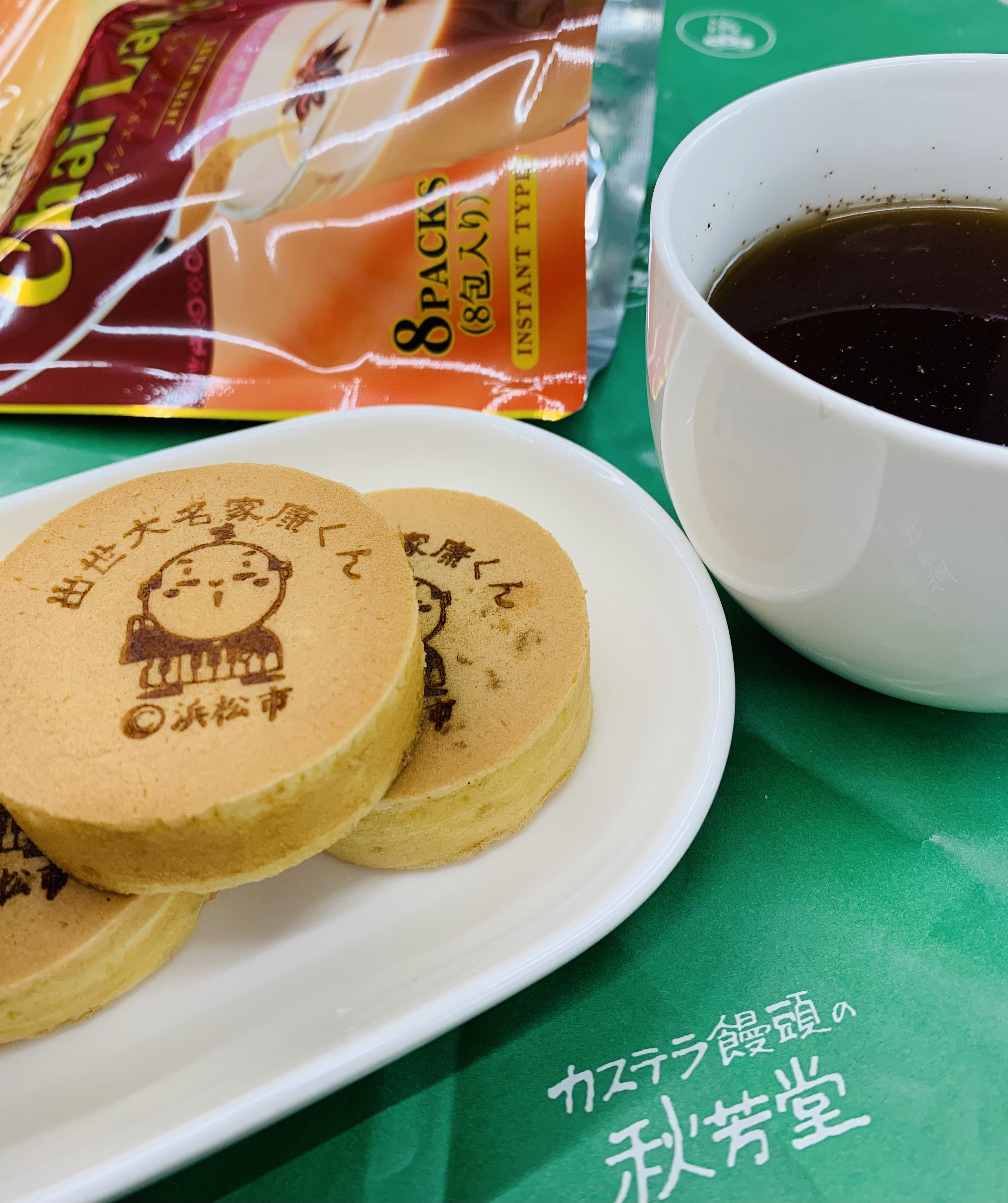秋芳堂のカステラまんじゅうとチャイラテ♪