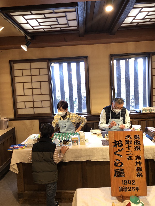 鳥取たくみ工芸店での実演風景