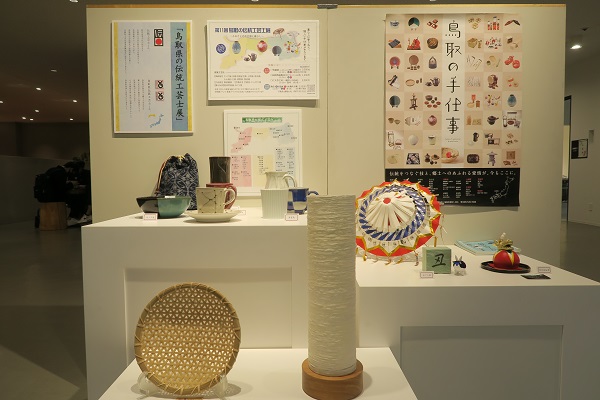 鳥取県伝統工芸士展が始まりました。簡単な実演もしています。