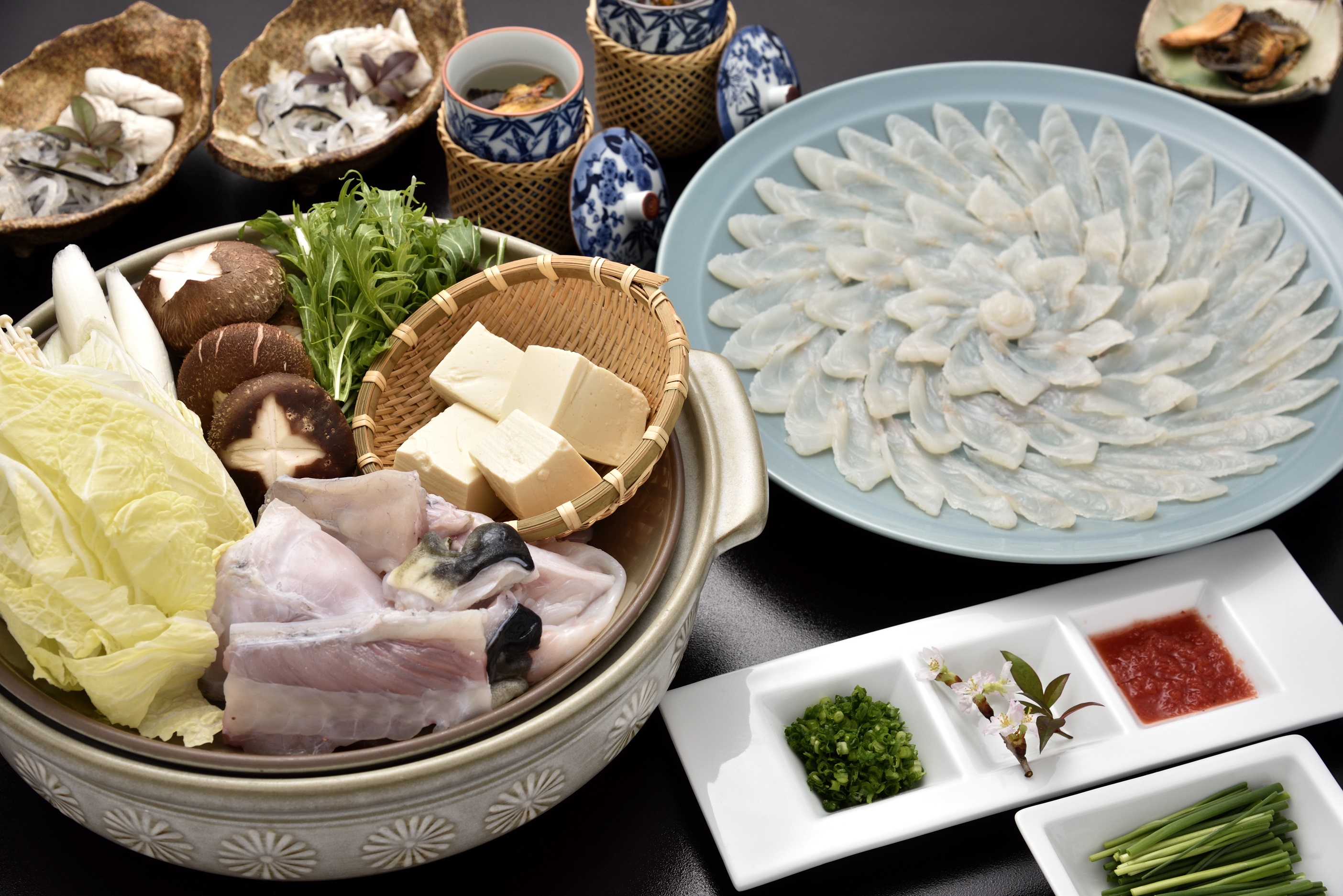 一流の料理人も認める品質、体にも優しい産地直送の厚切りふぐ刺しをご家庭で。