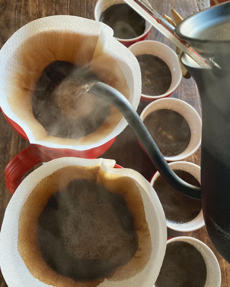 白いペーパーと茶色いペーパー