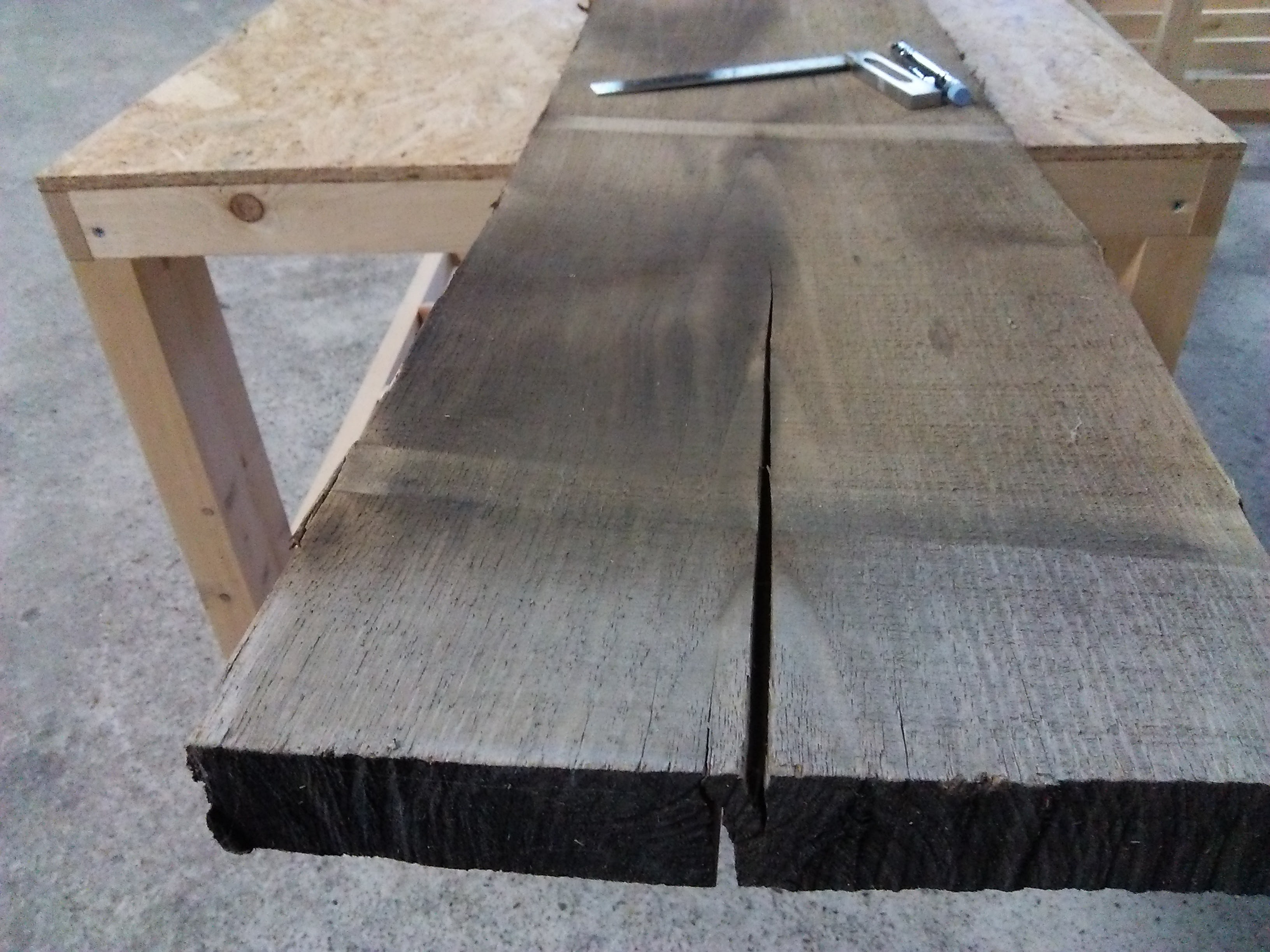 Cracking. this is wood. 木材は割れるもの