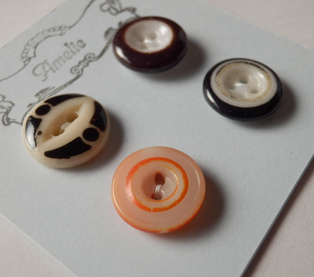 ヴィンテージ4個セットボタン入荷しました