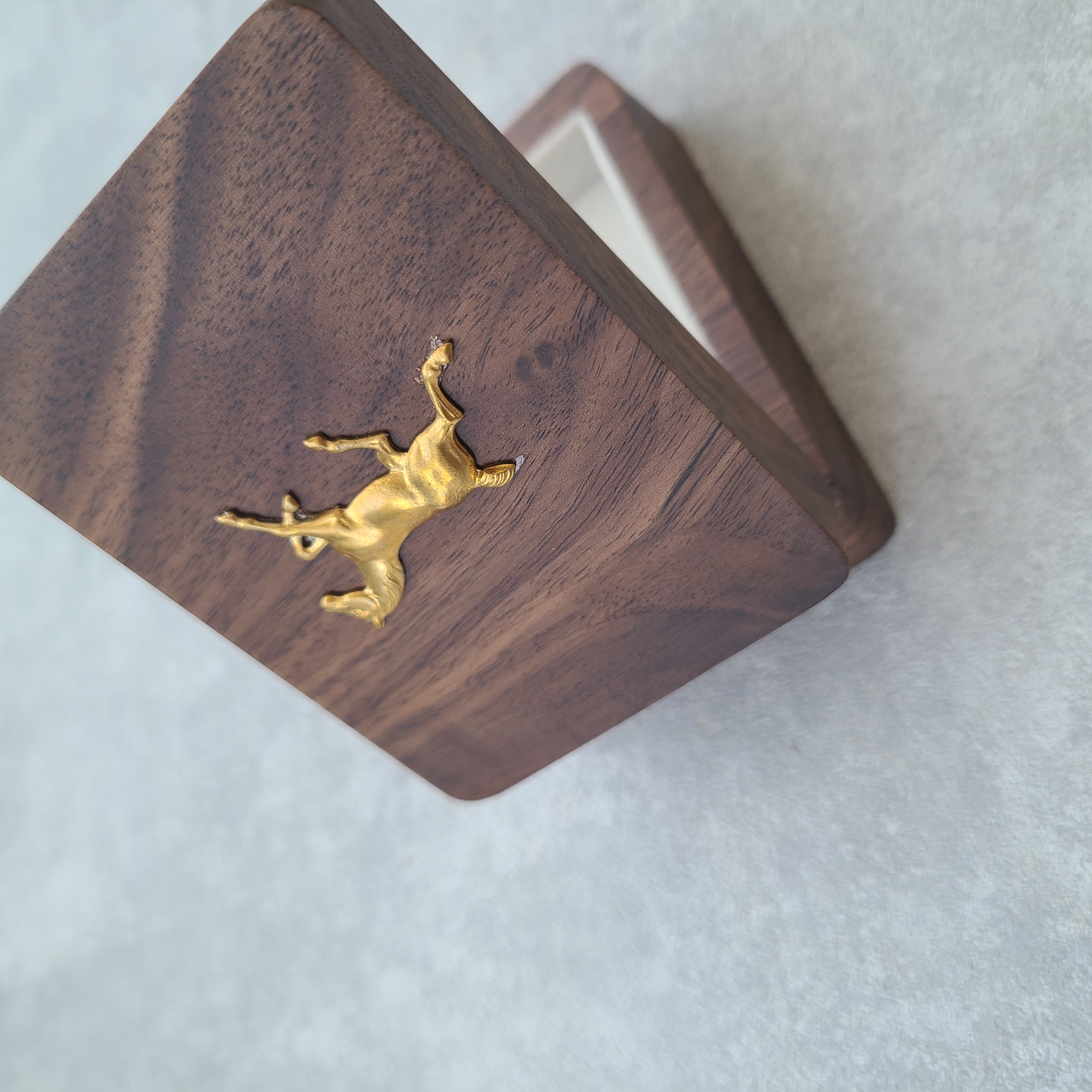 男性にも喜ばれた、ミラー付き木製ジュエリーケース