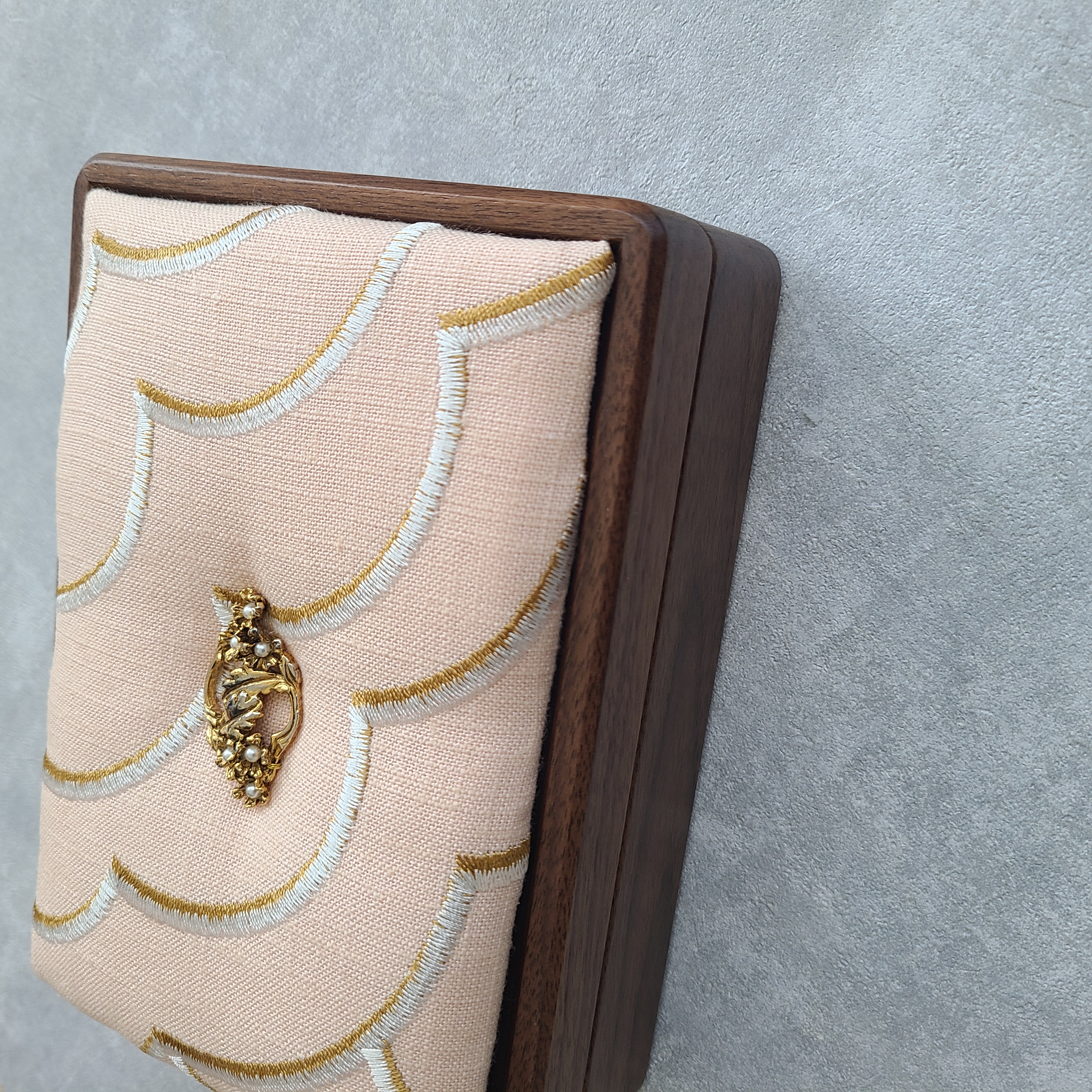 唯一無二のジュエリーボックス|ヴィンテージブローチとインポート生地を掛け合わせた一期一会の木製宝箱