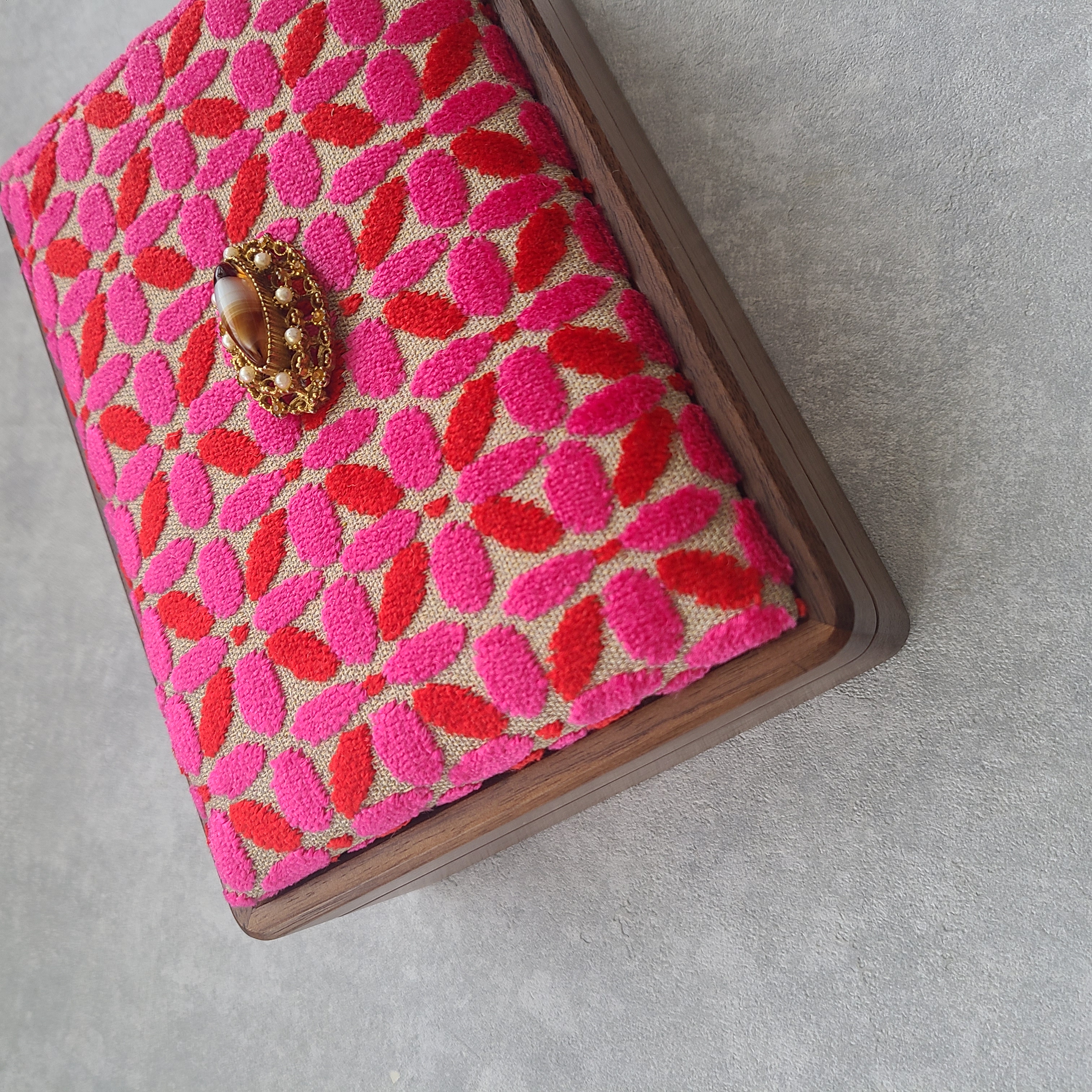 新作|ピンクのインポート生地が目を引く、一点物のジュエリーボックスが完成しました